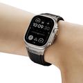 Apple Watch (42/44/SE/45/46/49mm) -silikonirannekkeen, jossa on titaaniliitin