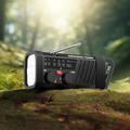 EM06-aurinkokäyttöinen hätäradio, jossa on 2000mAh:n varavirtalähde, taskulamppu ja SOS-hälytys