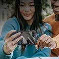 Samsung Galaxy Z Flip8 Muovikotelo, jossa on karkaistua lasia oleva näytönsuoja