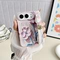iPhone Duo -kotelo, jossa on kohokuvioitu vesivärikukkakuvio ja rannehihna - vaaleanpunainen